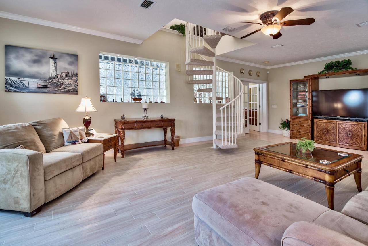 Lifes A Beach! Beautiful Private Beachfront Home! Tons Of Space! 2 Greatrooms! Holiday home Panama City Beach